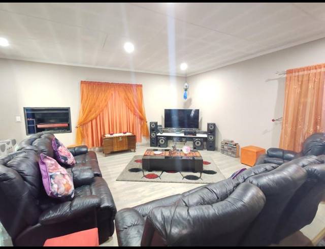 6 BEDROOM HOUSE FOR SALE IN GOLF PARK